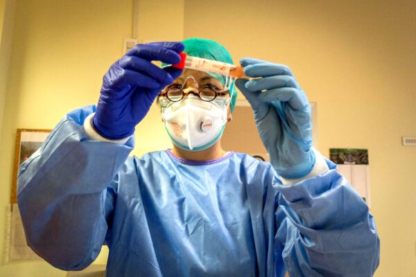 Rallentiamo il contagio, solo così la scienza avrà il tempo per vincere