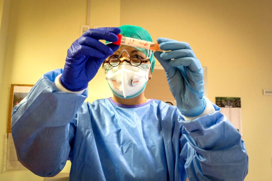 Coronavirus, lo studio dell’Istituto Superiore di Sanità: “In media 8 giorni tra sintomi e decesso”