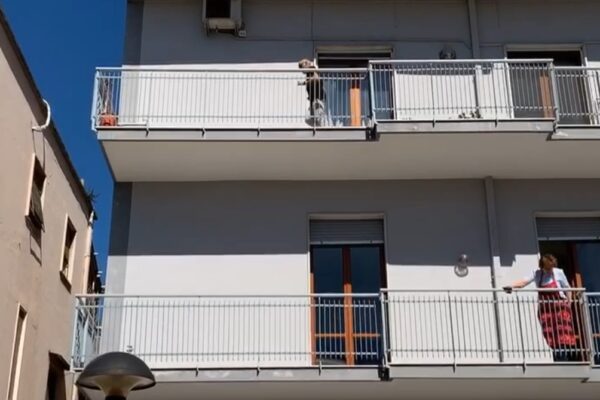 Lo sport anti-coronavirus: la corsa in balcone