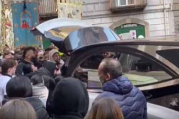 Napoli, lacrime al corteo funebre per Ugo Russo