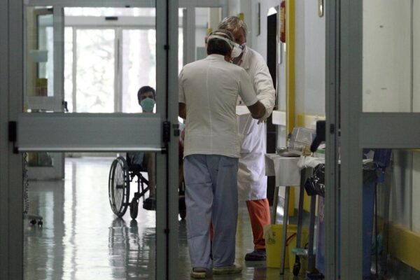 Cura del Coronavirus, da Napoli cresce la speranza: “Farmaco sperimentale dà buoni risultati”