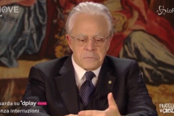 Il messaggio di Crozza-Mattarella sul Coronavirus: “Richiamati medici classe 1900”