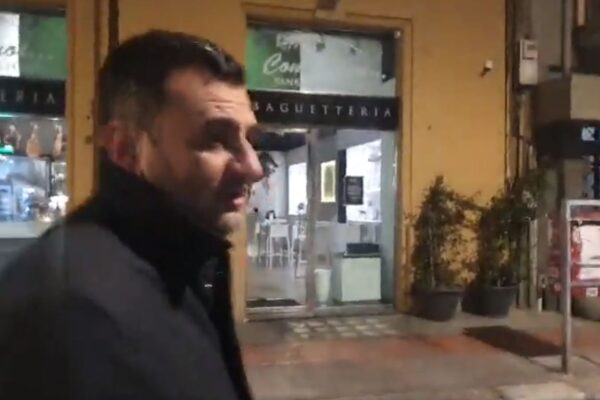 Il sindaco De Caro si commuove camminando tra le strade deserte di Bari