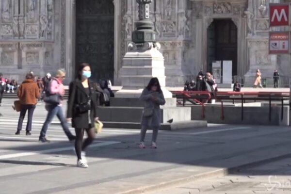 Coronavirus, Milano blindata ma Piazza Duomo è piena: “C’è il sole, inutile stare a casa”