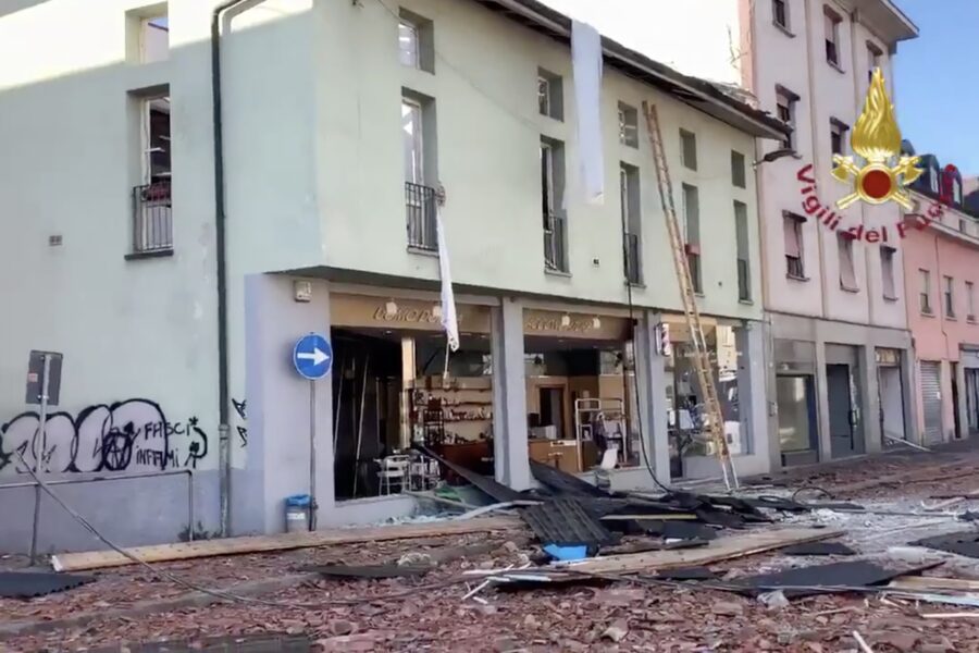 Palazzina sventrata da un’esplosione nel Bergamasco, un morto e diversi feriti