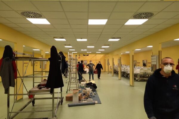 Una delle immagini postata da Fedez su Twitter della nuova terapia intensiva al San Raffaele