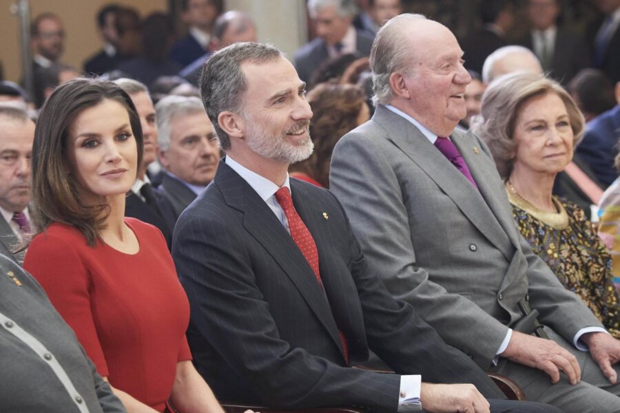 Dopo Harry e Meghan terremoto in Spagna: re Felipe rinuncia all’eredità del padre Juan Carlos