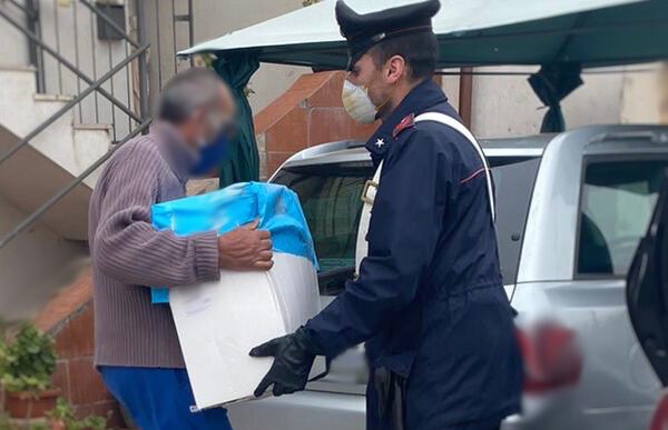 “Non possiamo mangiare” e mostra frigo vuoto ai carabinieri: tre ‘blitz’ di solidarietà a Napoli