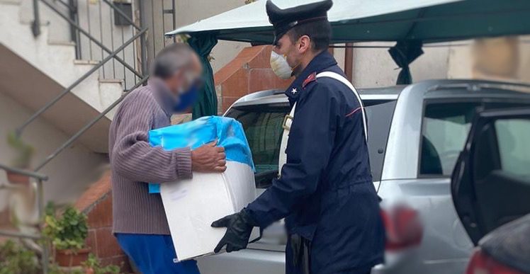 “Non possiamo mangiare” e mostra frigo vuoto ai carabinieri: tre ‘blitz’ di solidarietà a Napoli