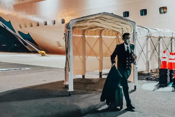 Diamond Princess, completato lo sbarco. Il comandante Gennaro Arma scende per ultimo: “Un eroe” Diamond Princess, completato lo sbarco. Il comandante Gennaro Arma scende per ultimo: “Un eroe”