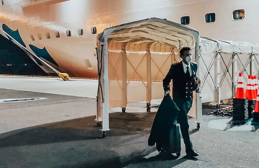 Diamond Princess, completato lo sbarco. Il comandante Gennaro Arma scende per ultimo: “Un eroe”