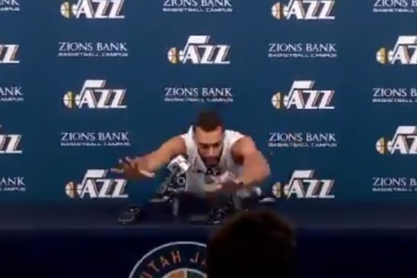 Nba, Rudy Gobert prima tocca tutti i microfoni e poi scopre di avere il coronavirus