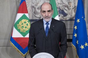 Il portavoce del Presidente della Repubblica, Giovanni Grasso,legge il comunicato della convocazione al Quirinale del Prof. Giuseppe Conte.
(foto di Francesco Ammendola – Ufficio per la Stampa e la Comunicazione della Presidenza della Repubblica)