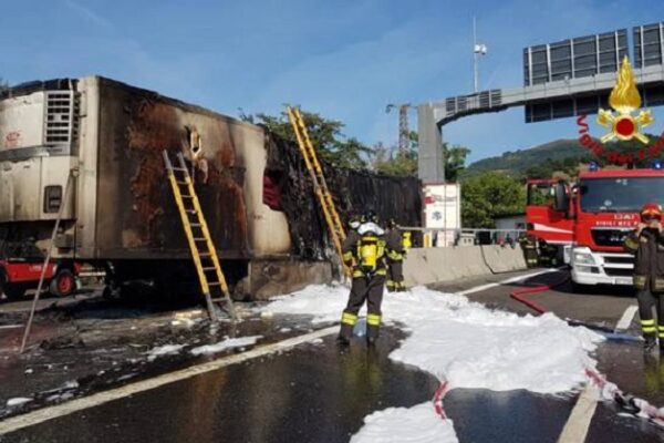 Incidente sull’autostrada A4, prende fuoco un camion