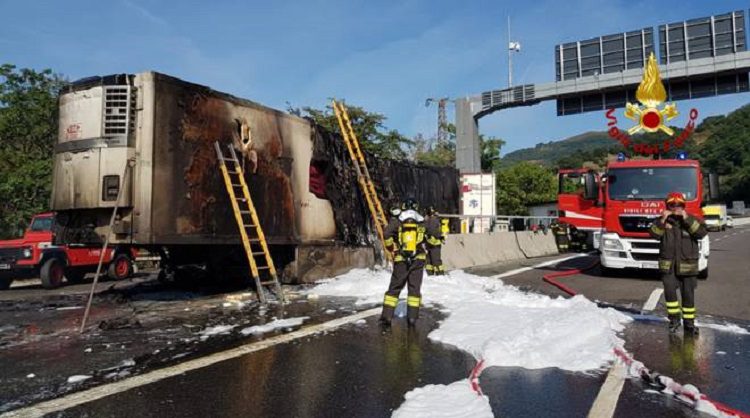 Incidente sull’autostrada A4, prende fuoco un camion