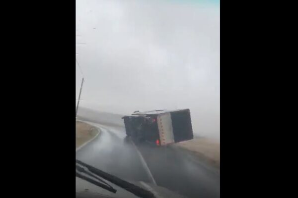 Camion si ribalta in corsa per le raffiche di vento della tempesta