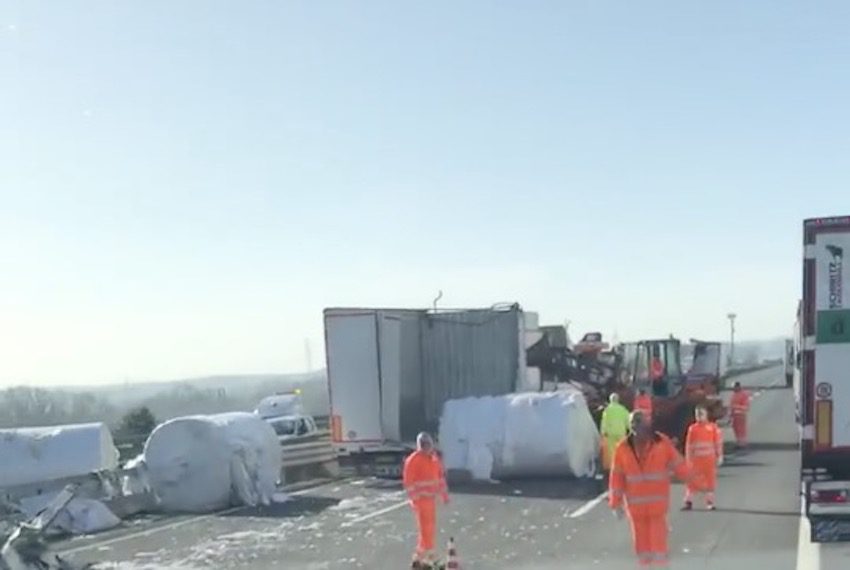 Schianto tra camion sull’A1, chiusa al traffico l’autostrada