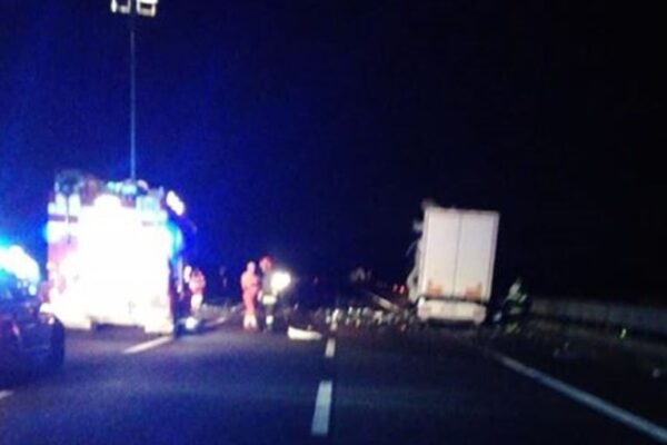 Tamponamento tra tir in autostrada, camionista muore tra le lamiere