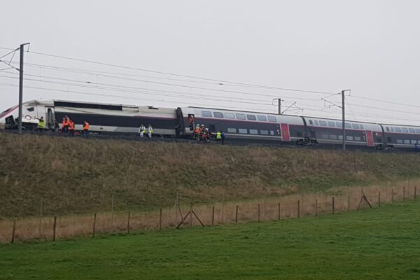 Tgv deraglia dai binari in Francia: venti feriti, uno è molto grave