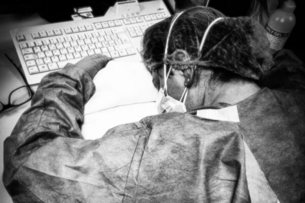 Infermiera crolla stremata dopo turni nel reparto Coronavirus: la foto fa il giro del web