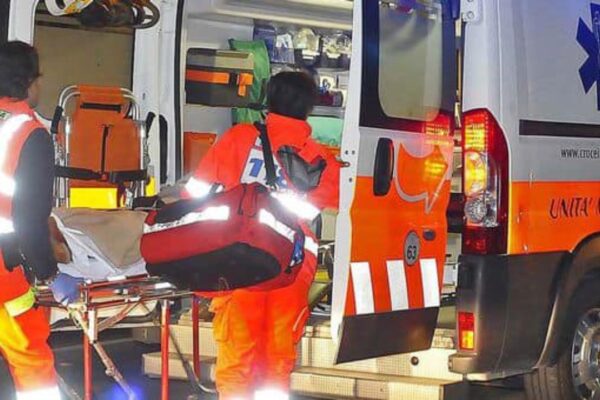 Medici del 118 in prima linea: “Pagati 16 euro l’ora, senza indennità e senza protezioni”