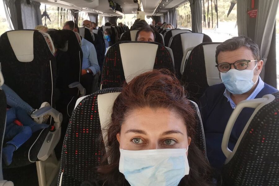 In foto Ceccardi e Centinaio sulla destra nel pullman di ritorno in Italia. L’immagine è stata postata da Ceccardi su Facebook