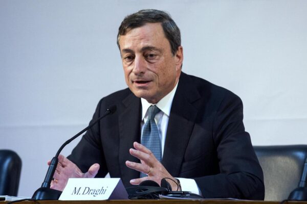 Coronavirus, la ‘ricetta’ di Draghi: “Siamo in guerra, aumentare debito pubblico per salvare economia e lavoro”
