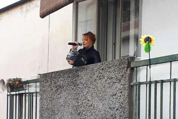 Flash-mob a suon di musica sul balcone, i vicini di casa chiamano i carabinieri