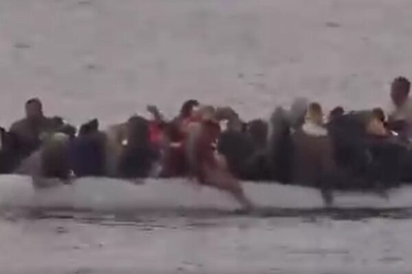 Lesbo, i migranti alla deriva raggiungono l’isola remando con le mani