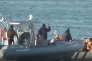 La guardia costiera greca a Kos bastona i migranti e spara sui gommoni