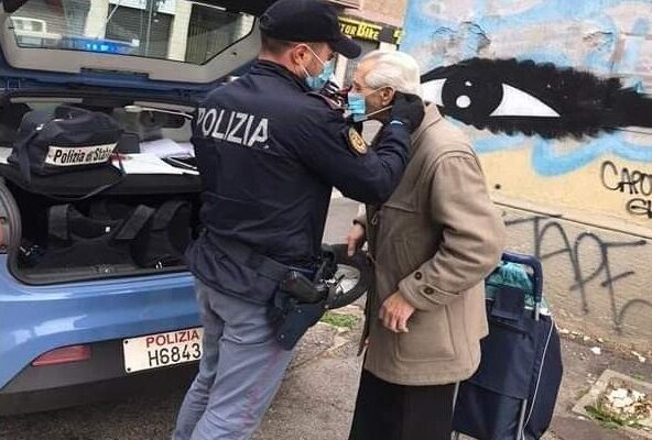 “Non posso entrare al supermercato”, poliziotti regalano mascherina ad anziano in lacrime