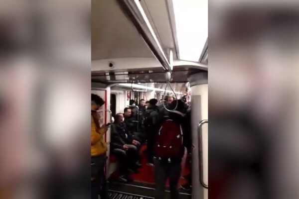 Coronavirus, a Milano mezzi affollati all’ora di punta