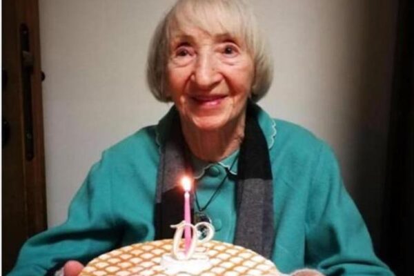 Più forte del Coronavirus, a 102 anni nonna Lina guarisce dal Covid senza cure: “Davanti a lei il virus si è arreso”