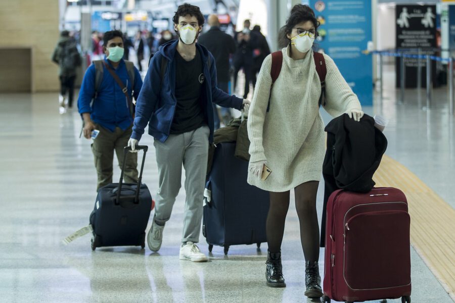 Vai all’estero, ti infetti e torni: boom di contagi al rientro dalle vacanze