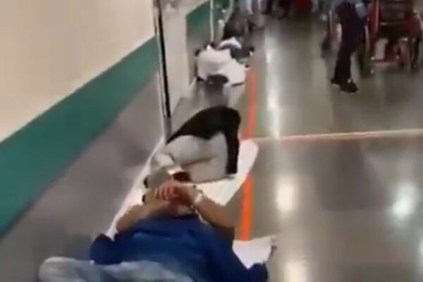 Coronavirus, disastro in Spagna: pazienti per terra nei corridoi dell’ospedale