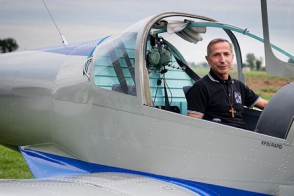 Lodi, sacerdote benedice dall’aereo la zona rossa: “Faccio la mia parte contro il coronavirus”