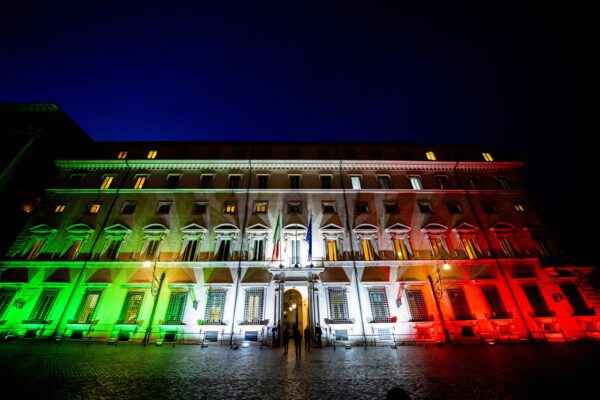 Mattarella firma il ‘Cura Italia’, in vigore il decreto: ecco tutte le misure