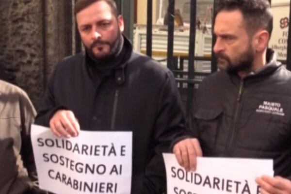 Il papà di Ugo al flash mob pro carabinieri: “Voglio verità, mio figlio ha sbagliato”
