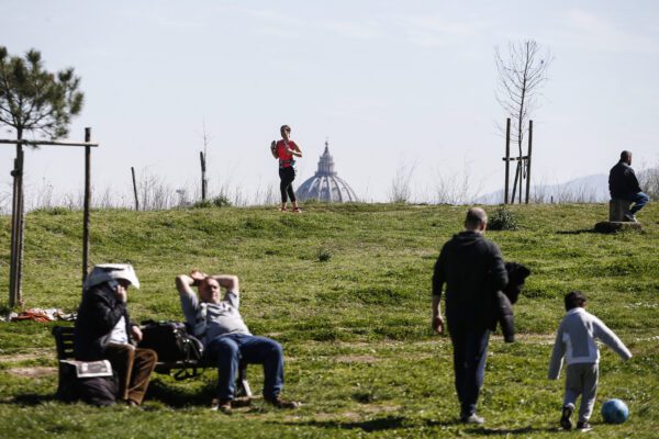 Coronavirus, il decreto-bis non basta alle Regioni: “Pronti a chiudere parchi e mercati”