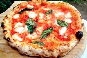 Quali pizzerie sono aperte a Napoli per consegna a domicilio, la lista
