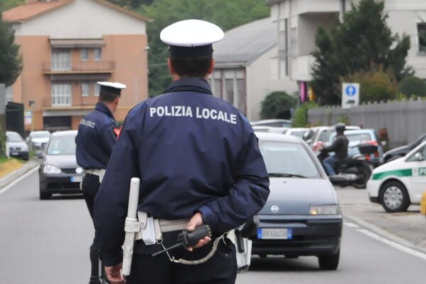 Passa col rosso e finge di avere il coronavirus, automobilista denunciata per procurato allarme