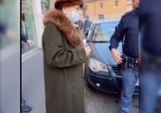 Coronavirus, 90enne resta da sola in casa: la solidarietà dei poliziotti