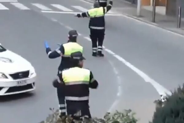 Il ballo dei poliziotti di Andorra per i bambini