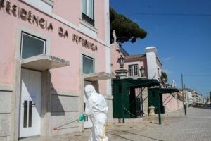 Il Portogallo regolarizza gli immigrati per gestire l’emergenza Coronavirus: “Diritto alla salute vale per tutti”