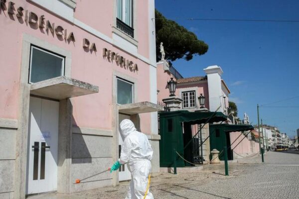 Il Portogallo regolarizza gli immigrati per gestire l’emergenza Coronavirus: “Diritto alla salute vale per tutti”