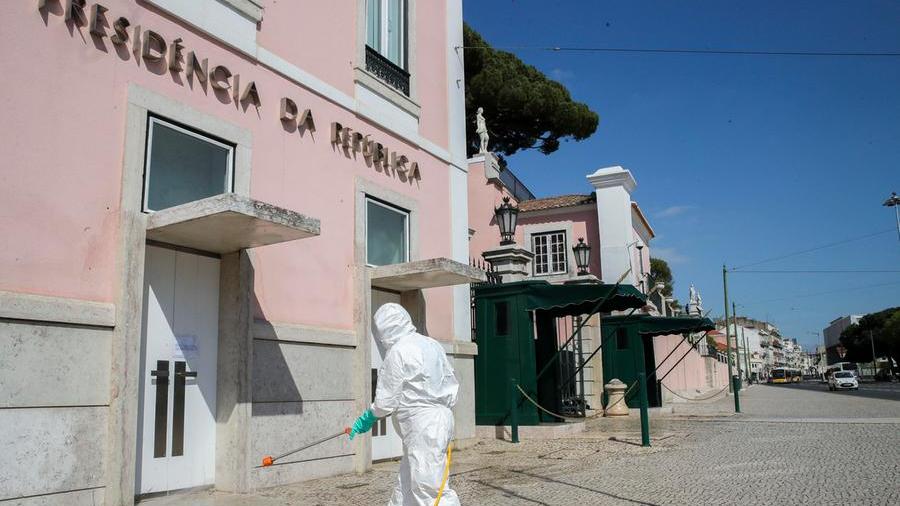 Il Portogallo regolarizza gli immigrati per gestire l’emergenza Coronavirus: “Diritto alla salute vale per tutti”