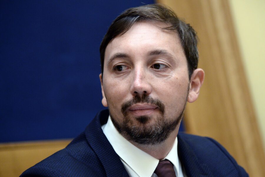 L’epidemia Coronavirus non ferma le purghe grilline: fatto fuori l’ennesimo deputato