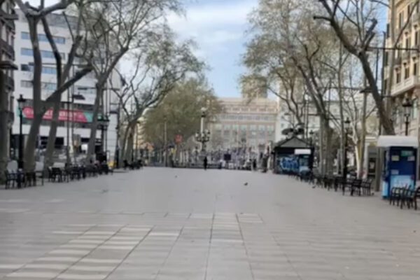 Rambla di Barcellona vuota, lo spettacolo spettrale di un sabato pomeriggio