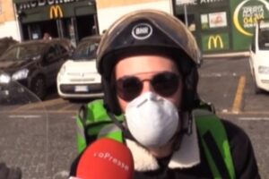 Coronavirus, i riders: “Abbiamo paura ma non possiamo fermarci”