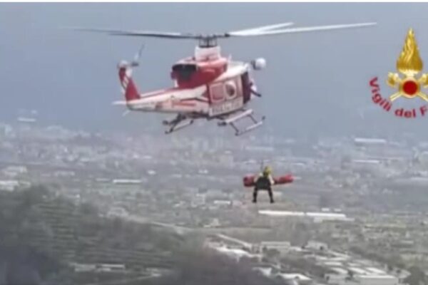 Salerno, precipita in un dirupo: il salvataggio con l’elicottero dei vigili del fuoco